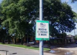 Afiche mujer no es sinónimo de madre