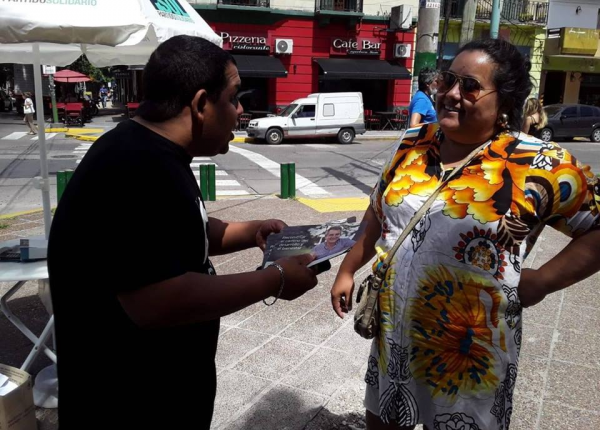 Militante dialoga con ciudadana en Adrogué