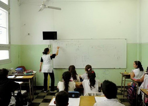 Maestra en escuela