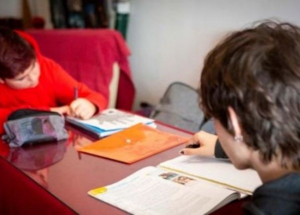 Niños estudiando en su casa